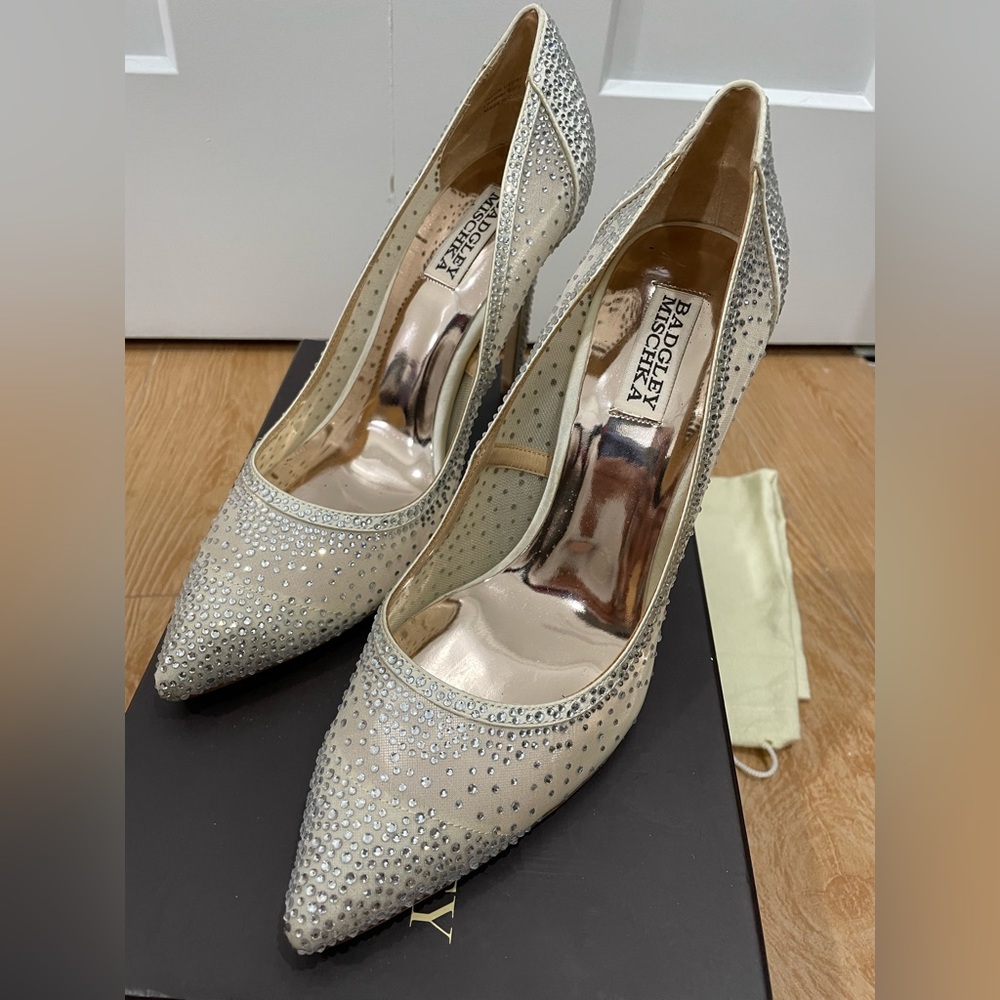 BADGLEY MISCHKA Weslee Pointed Toe Pump Heels Ivory Satin 8.5 - Picture 3 of 11